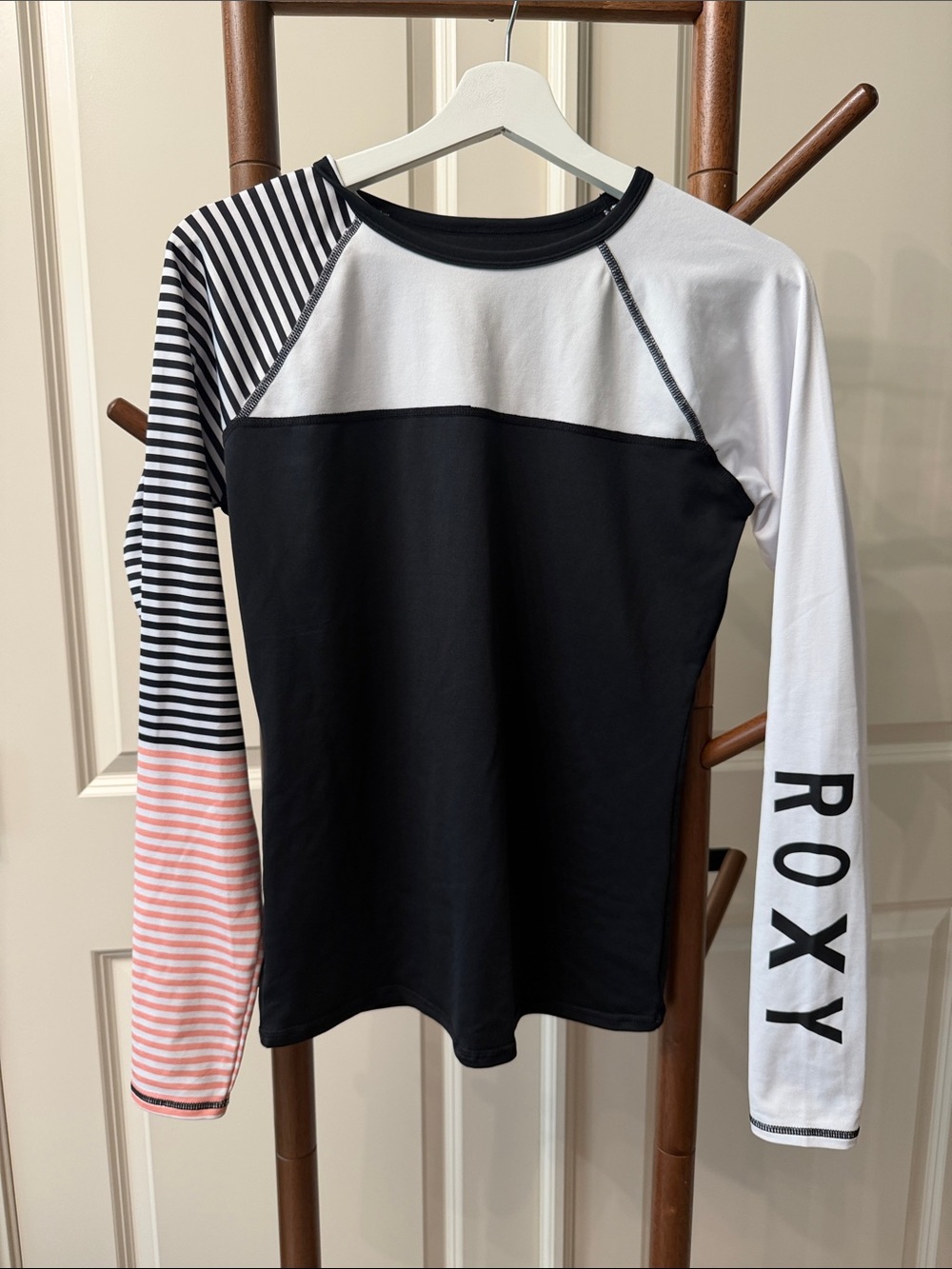 Roxy Women’s Black, White & Pink Long Sleeve Rash guard -L